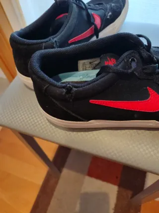 Zapatillas Nike SB Chron Negras y Rojas Num 42.