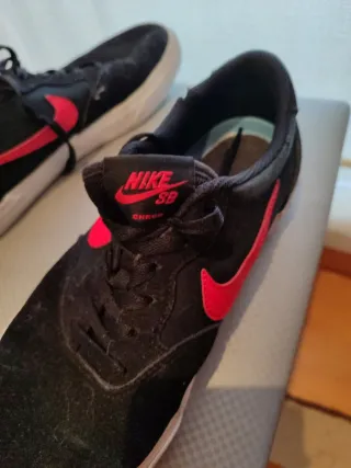 Zapatillas Nike SB Chron Negras y Rojas Num 42.