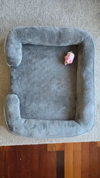 Cama ortopédica para perro suave con cojín.