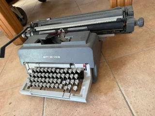 Máquina de escribir Olivetti Línea 98