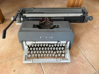 Máquina de escribir Olivetti Línea 98
