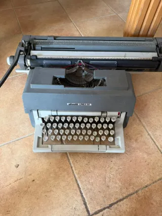Máquina de escribir Olivetti Línea 98