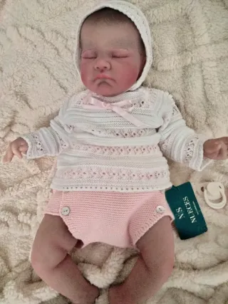 Bebé Reborn con chupete y ropita