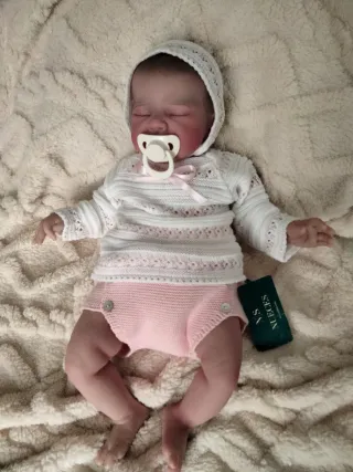 Bebé Reborn con chupete y ropita
