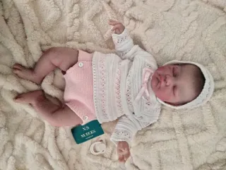 Bebé Reborn con chupete y ropita
