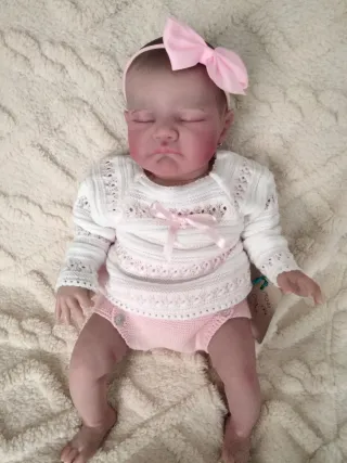 Bebé Reborn con chupete y ropita
