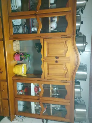 Mueble de madera con vitrina