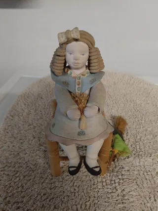 Figuras de barro niña y bruja