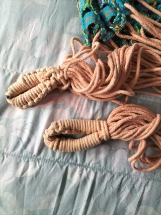 Hamaca de árbol con cuerdas rosas