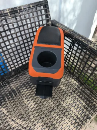 Reposabrazos universal coche con 6 USB y portavaso