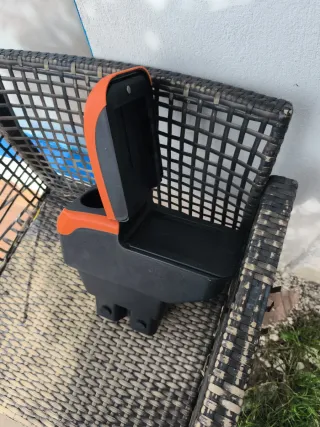 Reposabrazos universal coche con 6 USB y portavaso