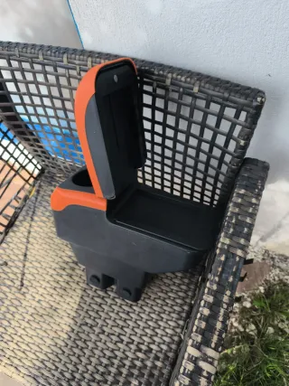 Reposabrazos universal coche con 6 USB y portavaso