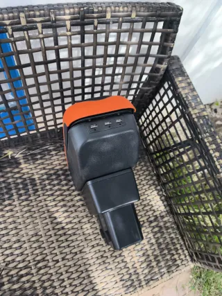 Reposabrazos universal coche con 6 USB y portavaso