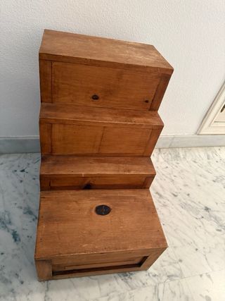 Dos Mesitas de Noche Escalonadas de Madera Maciza