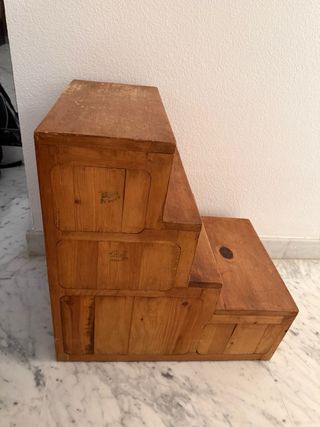 Dos Mesitas de Noche Escalonadas de Madera Maciza