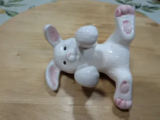 Salero de cerámica con forma de conejo