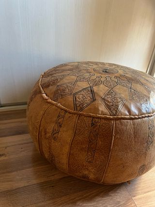 Puff de cuero beige con diseño