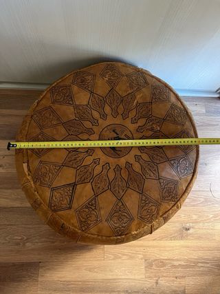 Puff de cuero beige con diseño