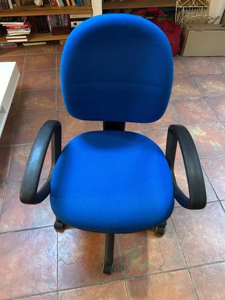 Silla de oficina azul y negra