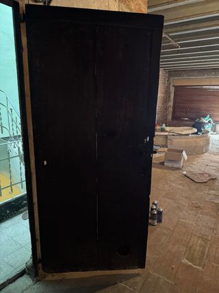 Puerta antigua de madera oscura