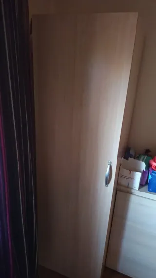 Armario de madera marrón