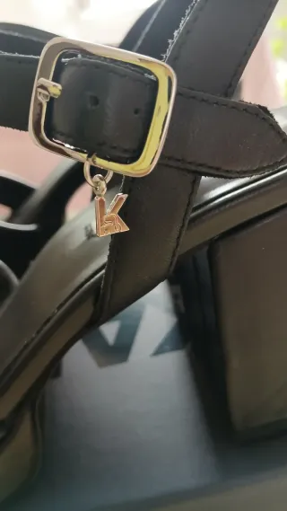 Sandalia Karl Lagerfeld Piel Tacón Ancho Negro