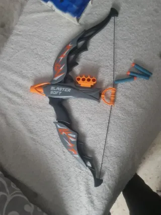 Arco de juguete con dardos