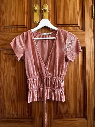 Top coral satinado escotado