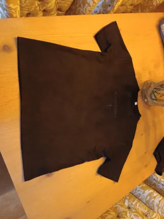 Camiseta Negra Talla L detalle en pecho y espalda