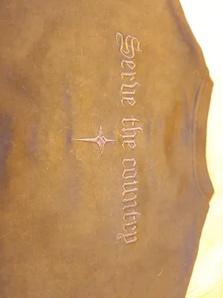 Camiseta Negra Talla L detalle en pecho y espalda