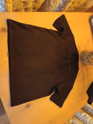 Camiseta Negra Talla L detalle en pecho y espalda