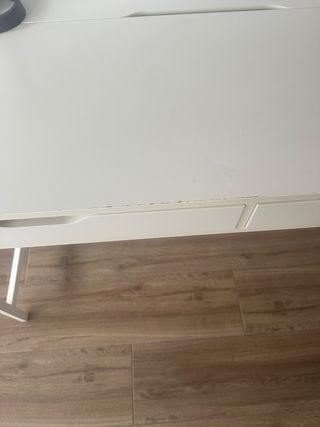 Escritorio blanco con cajones