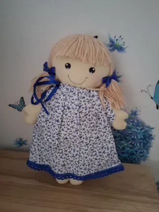 Muñeca de trapo con vestido floral