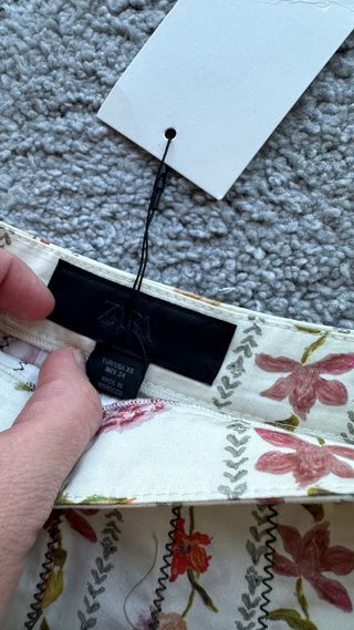 Falda floral plisada Zara