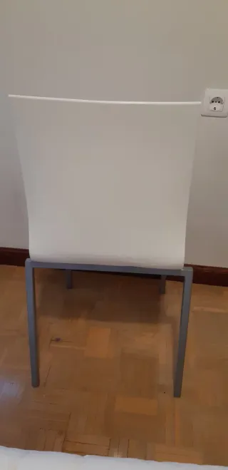 Silla Blanca de resina y patas de metal