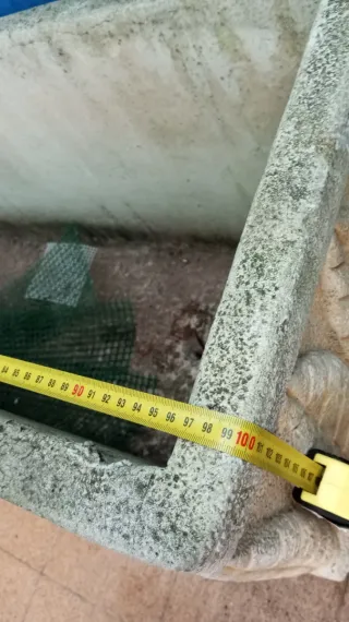 Jardinera de piedra grande decorada