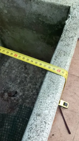 Jardinera de piedra grande decorada