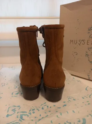 Botas marrones con cordones y cremallera