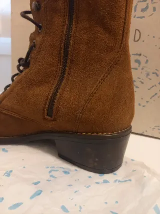 Botas marrones con cordones y cremallera