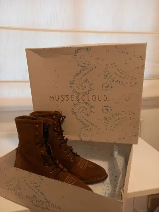 Botas marrones con cordones y cremallera