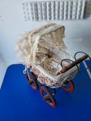 Mini carrozzina vintage con bambola