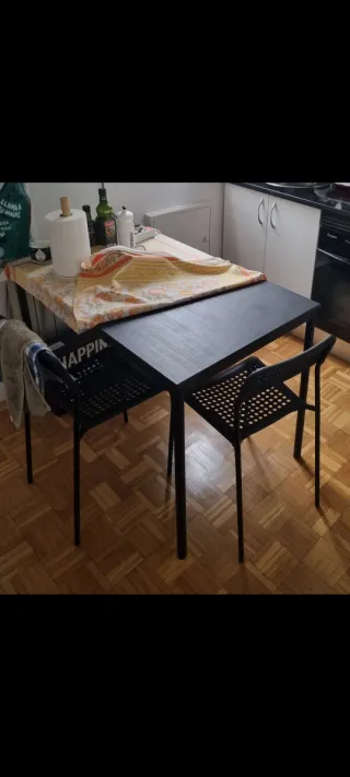 Mesa Ikea Negra y 3 Sillas