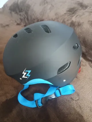 Casco negro con logo azul