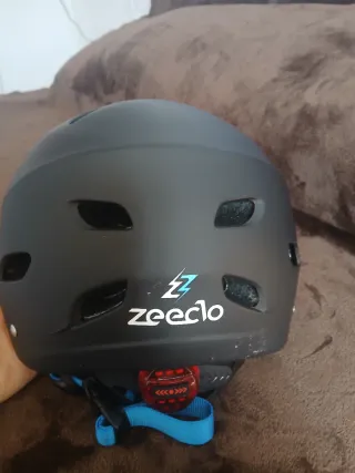 Casco negro con logo azul