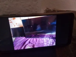 Televisor negro y morado