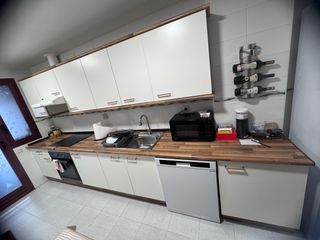 Muebles de cocina blancos y madera