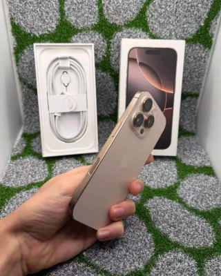 iPhone 16 Pro 128 GB Dorado + Protectores pantalla