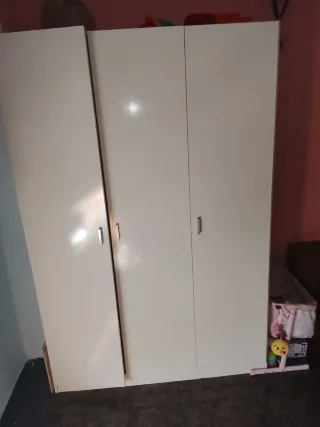 Armario blanco de madera