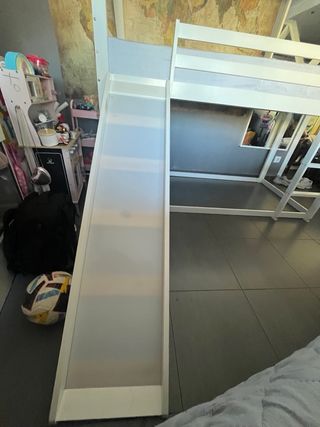 Cama alta infantil con tobogán