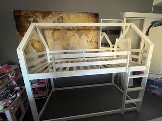 Cama alta infantil con tobogán